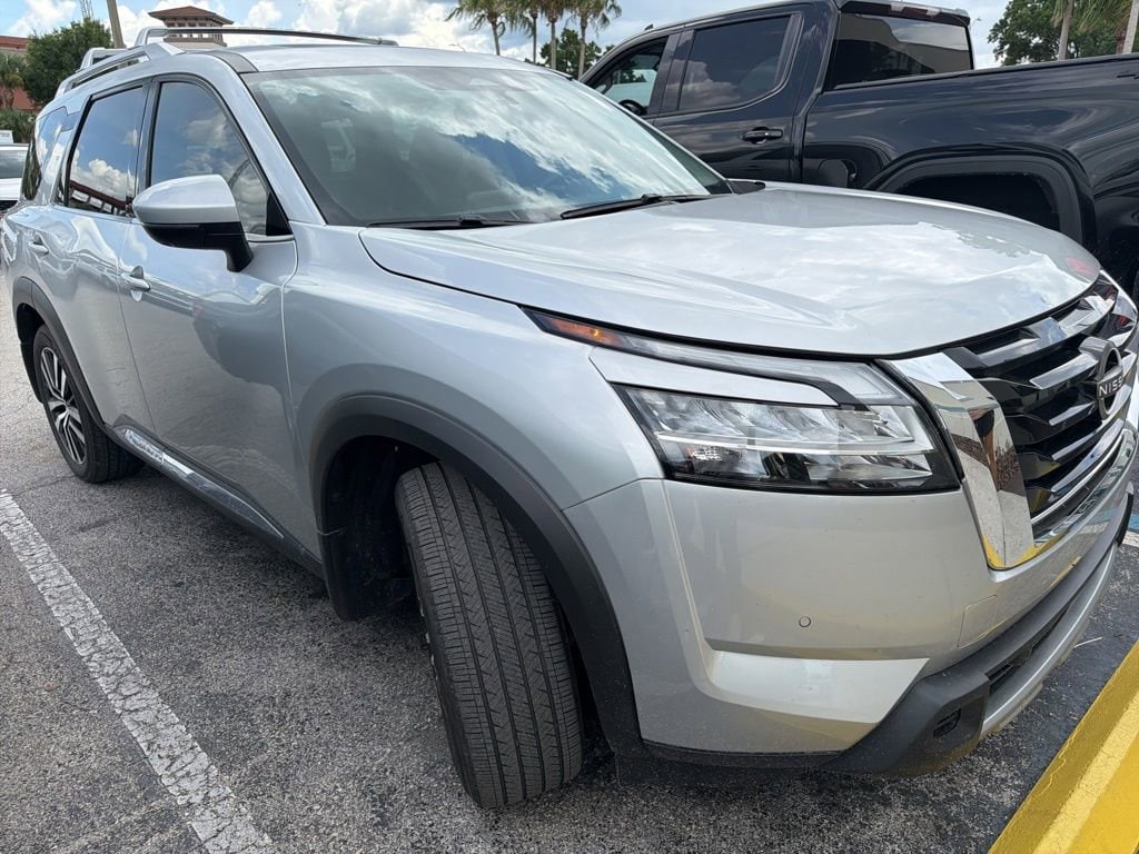 2024 Nissan Pathfinder Platinum 2WD's photo