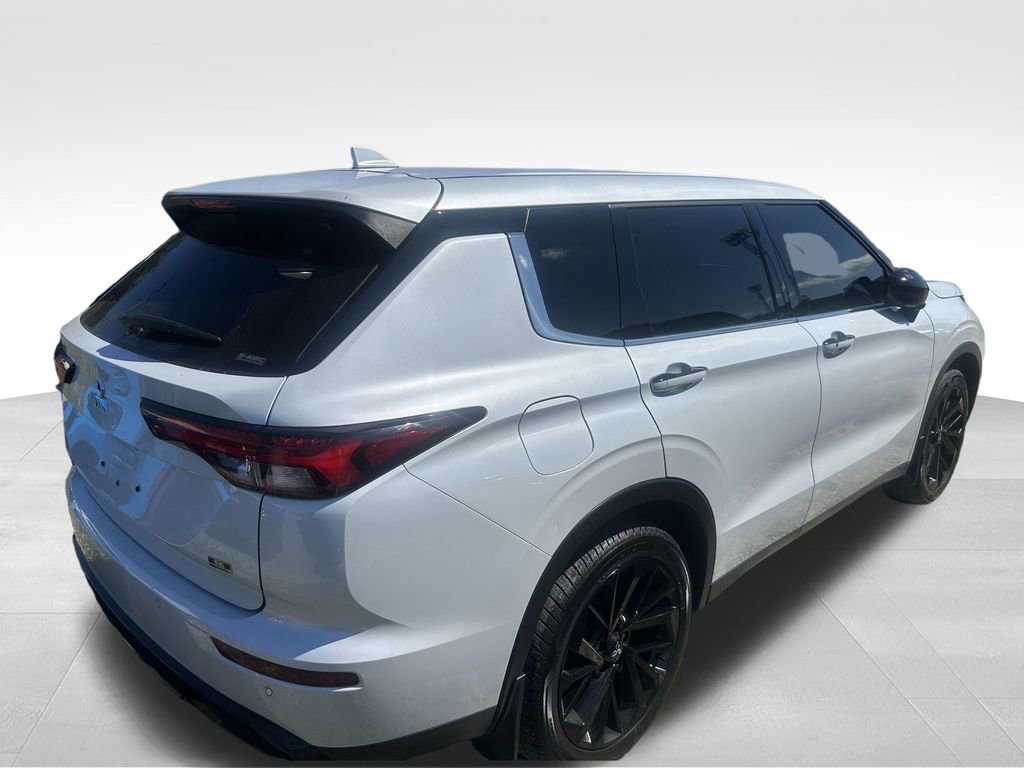 2023 Mitsubishi Outlander SE photo 2