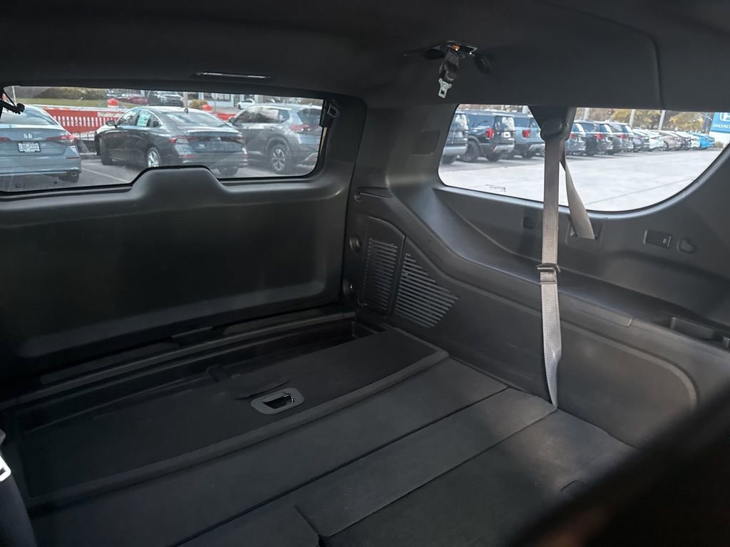 2023 Chevrolet Suburban Premier photo 2