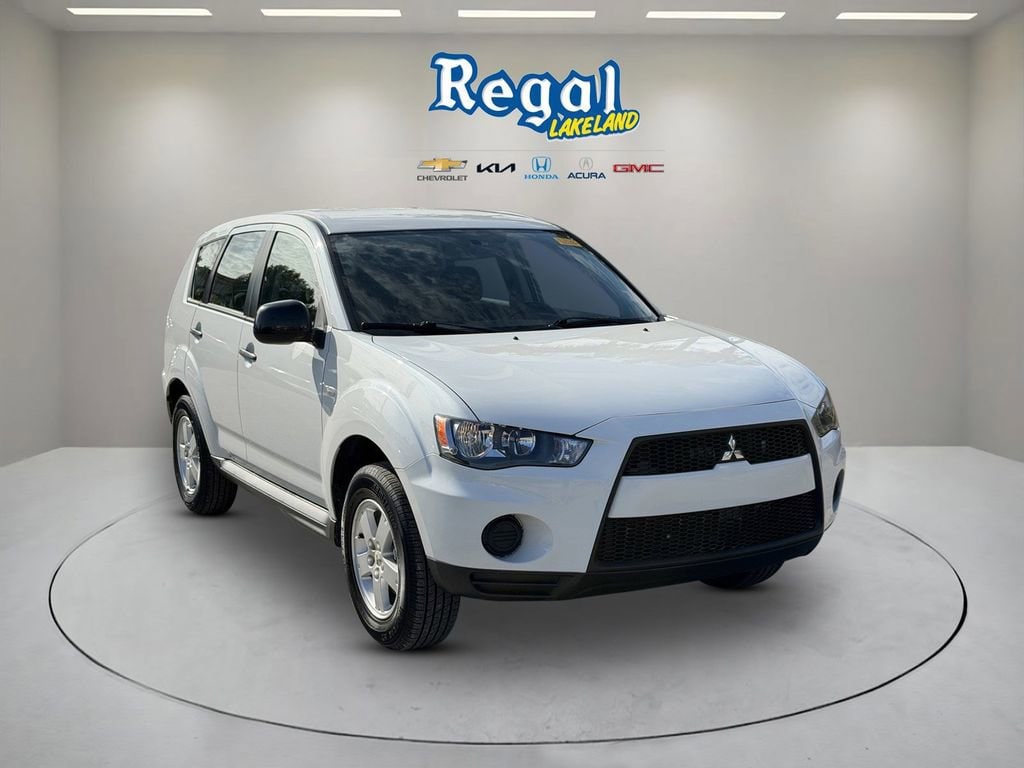 2010 Mitsubishi Outlander ES 2WD's photo