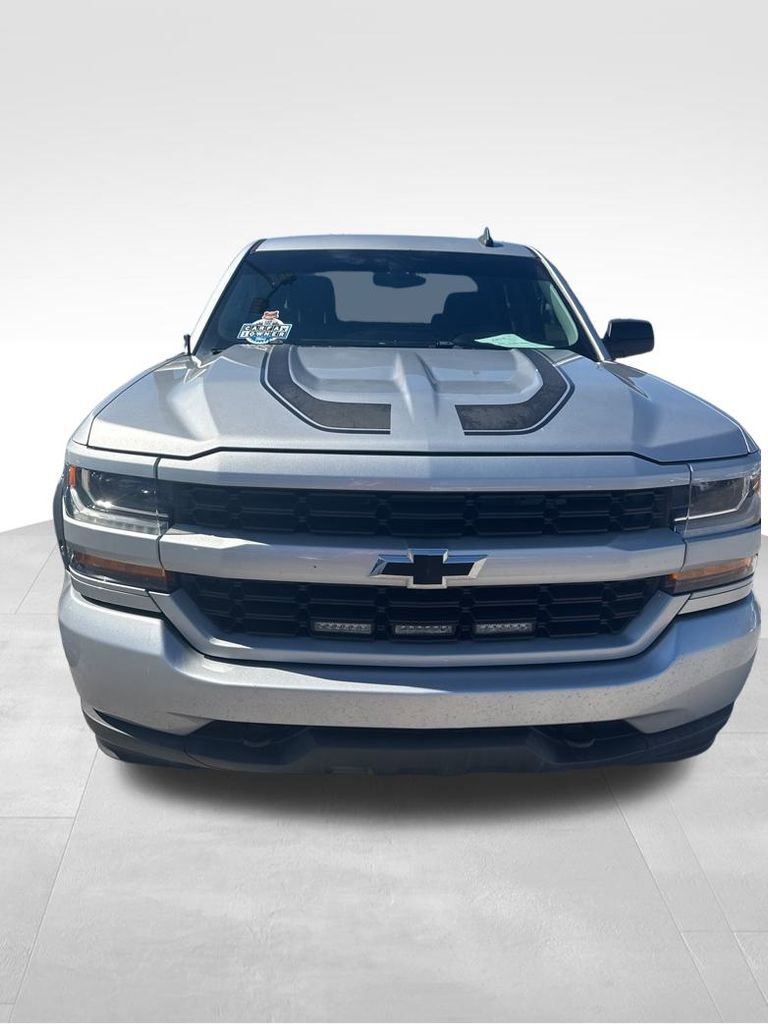 2018 Chevrolet Silverado 1500 Custom photo 2