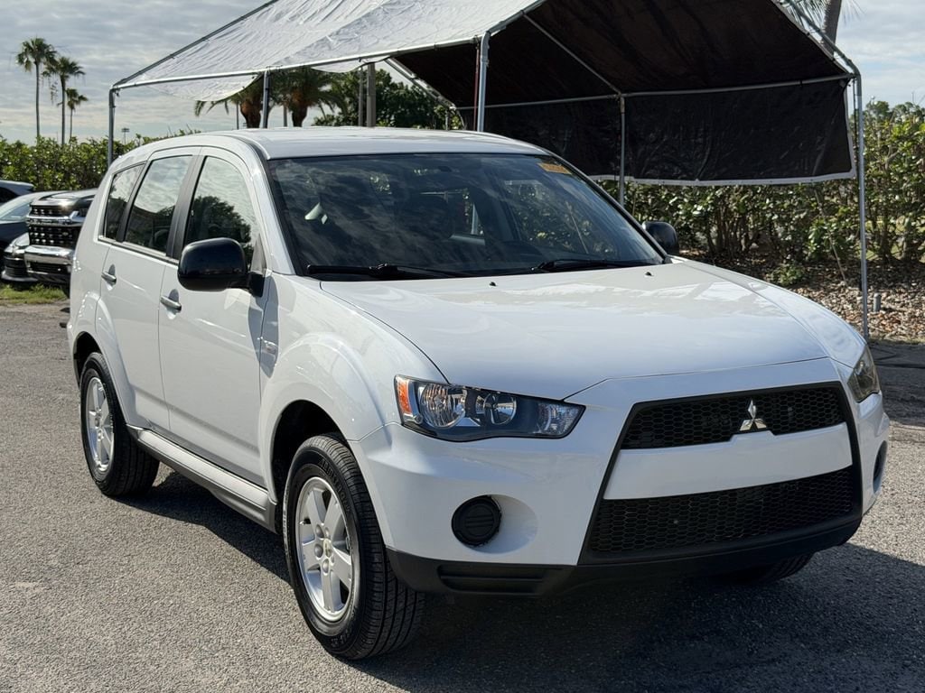 2010 Mitsubishi Outlander ES 2WD's photo