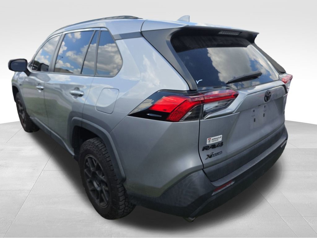 2021 Toyota RAV4 LE photo 3