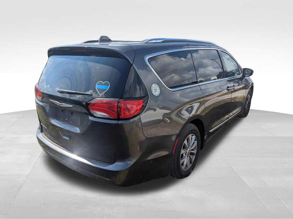 2018 Chrysler Pacifica Touring L photo 2