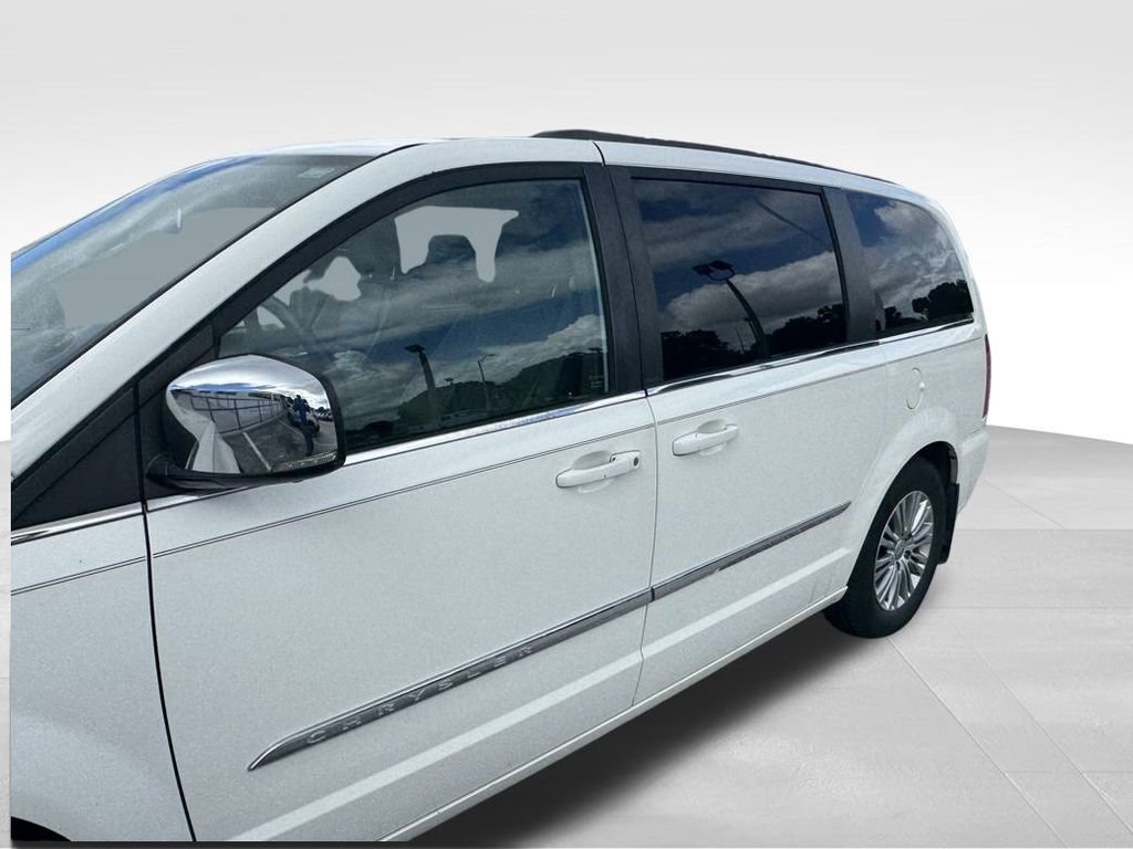 2013 Chrysler Town & Country photo 3