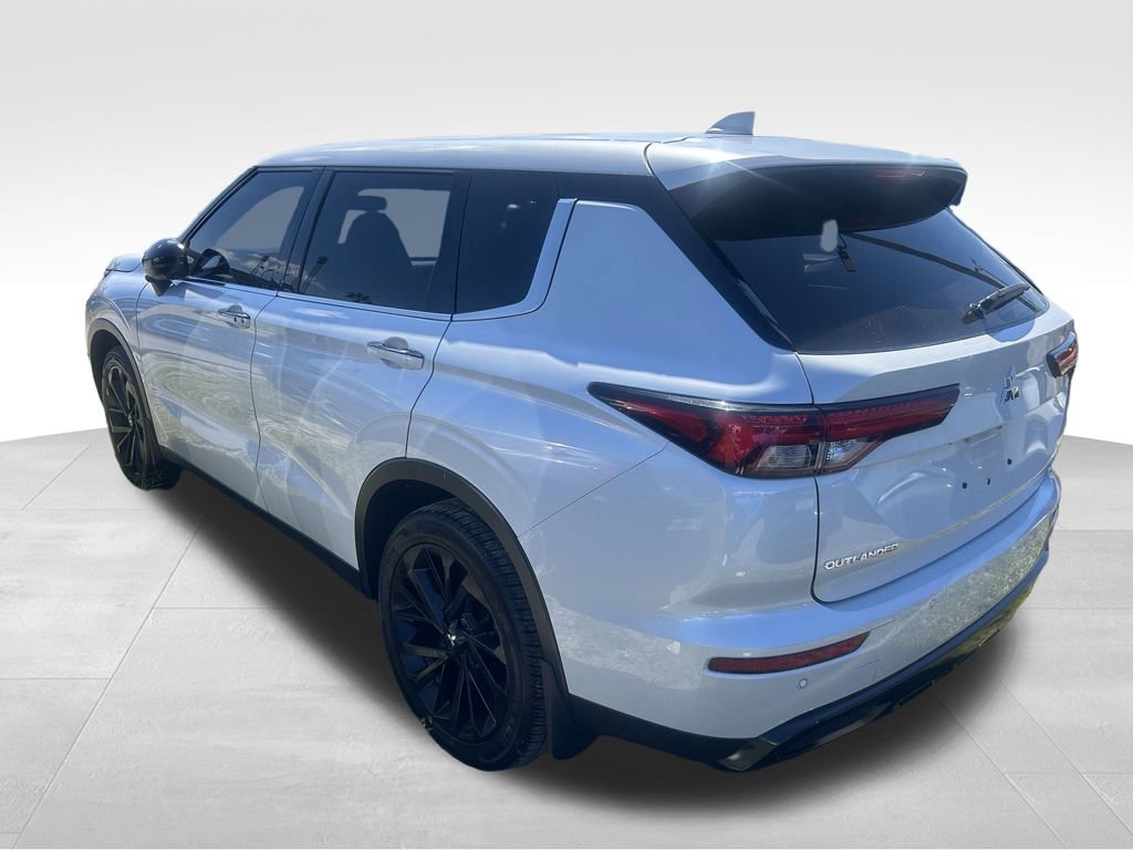 2023 Mitsubishi Outlander SE photo 3