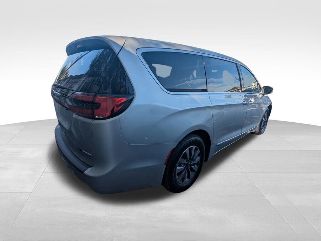 Used 2022 Chrysler Pacifica Hybrid Limited Van Passenger Van