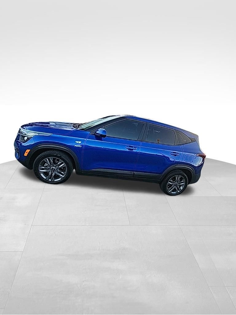 2023 Kia Seltos LX photo 3