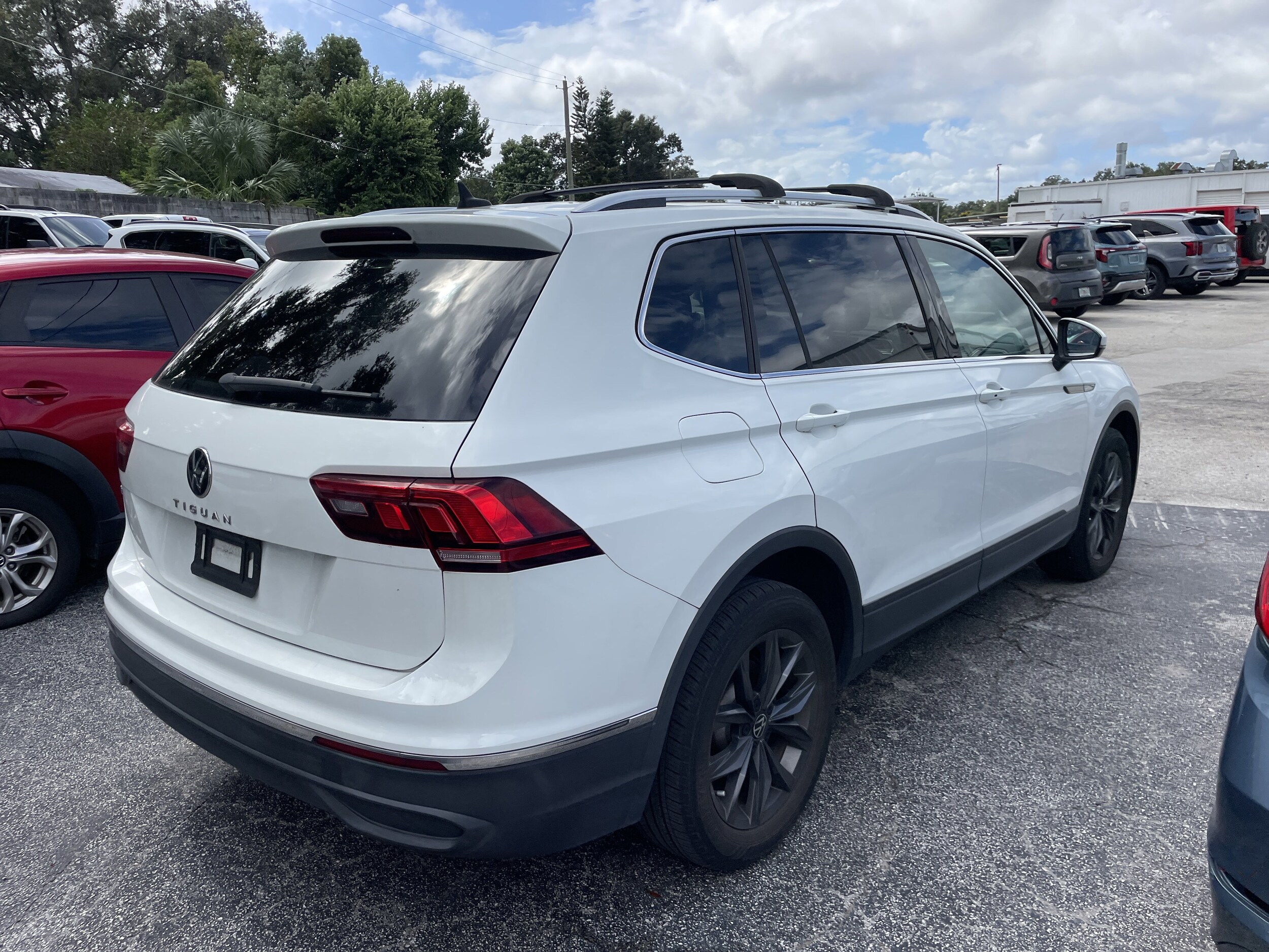 2022 Volkswagen Tiguan SE photo 2
