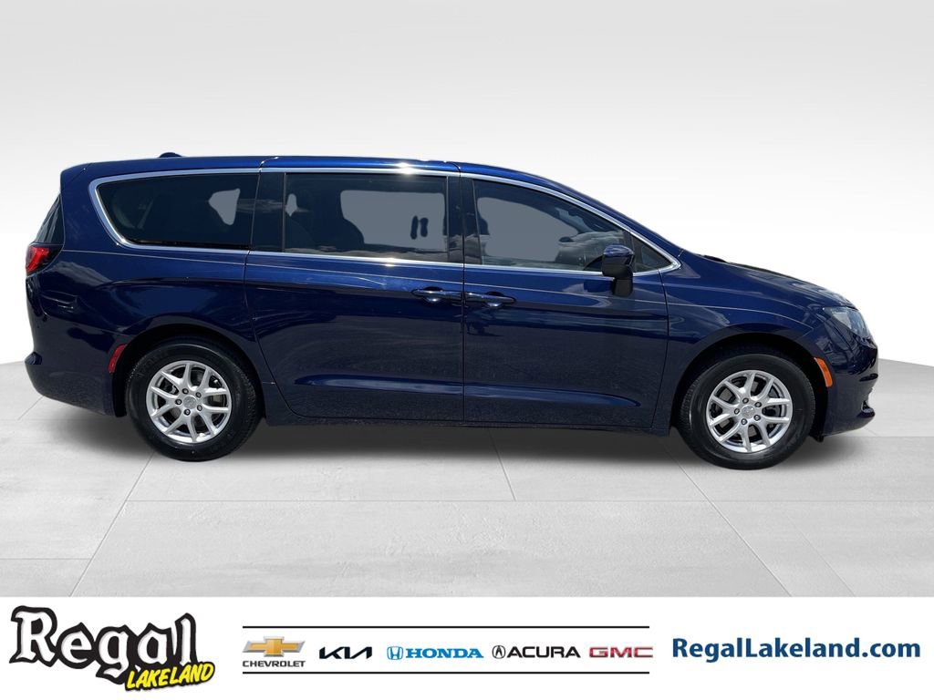 2017 Chrysler Pacifica Touring photo 3