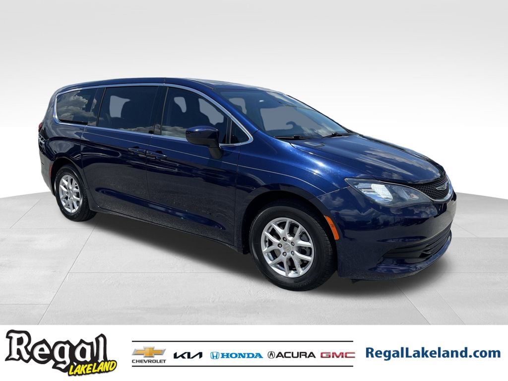 2017 Chrysler Pacifica Touring photo 2