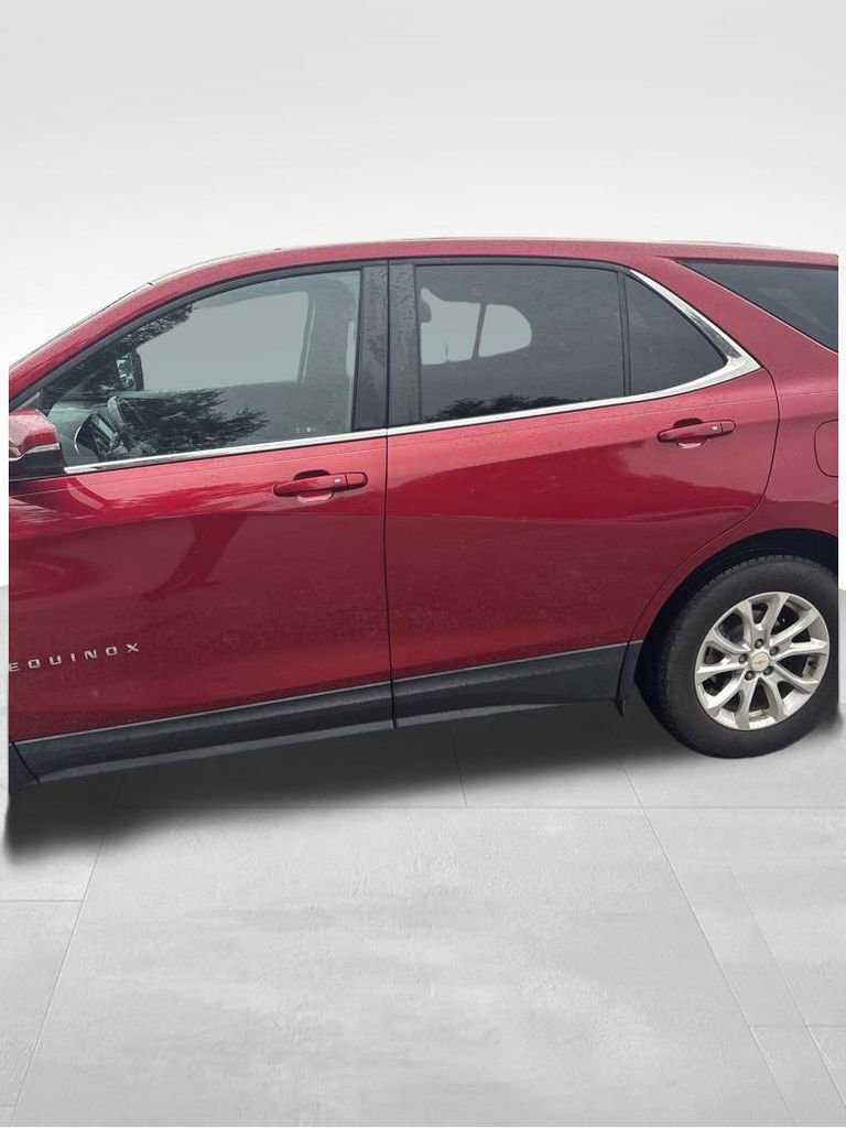 2018 Chevrolet Equinox LT photo 2