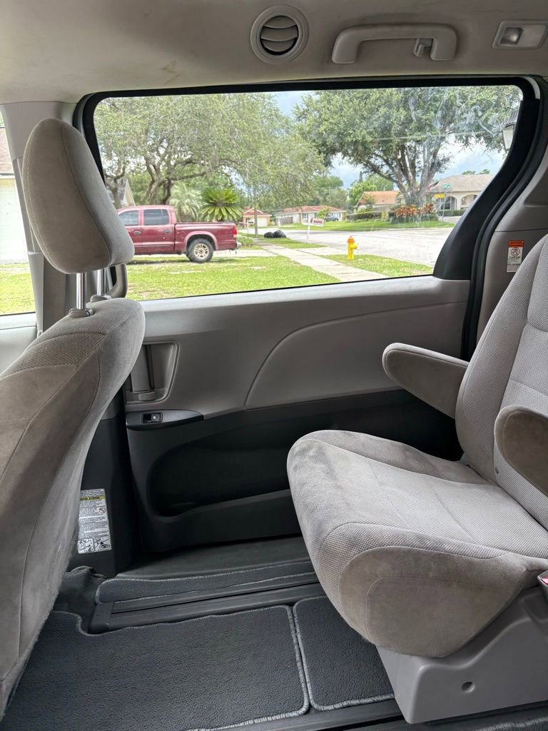 2020 Toyota Sienna L photo 4