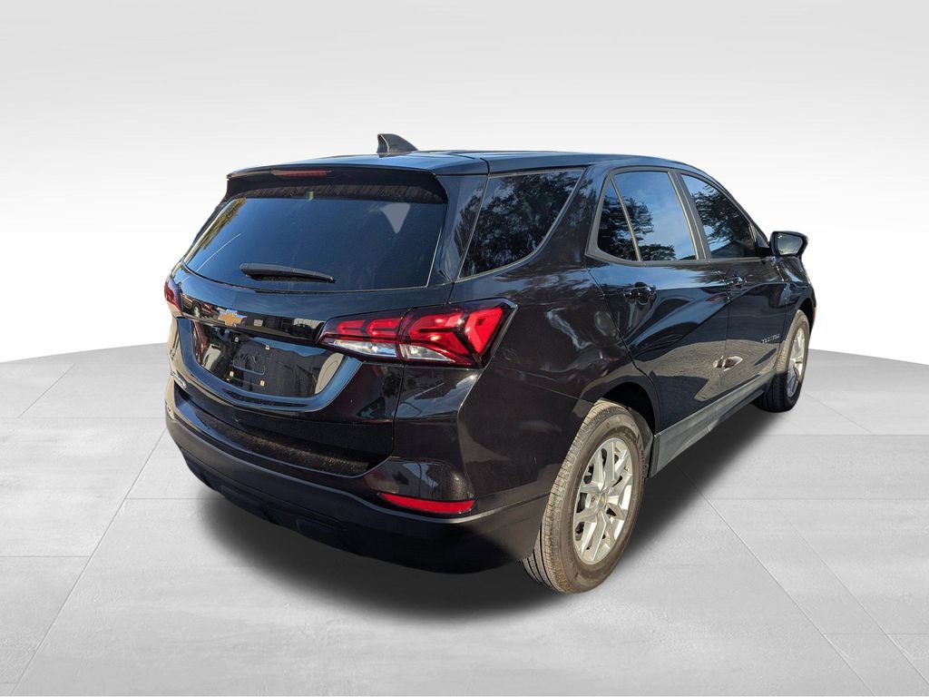 2022 Chevrolet Equinox LS photo 2