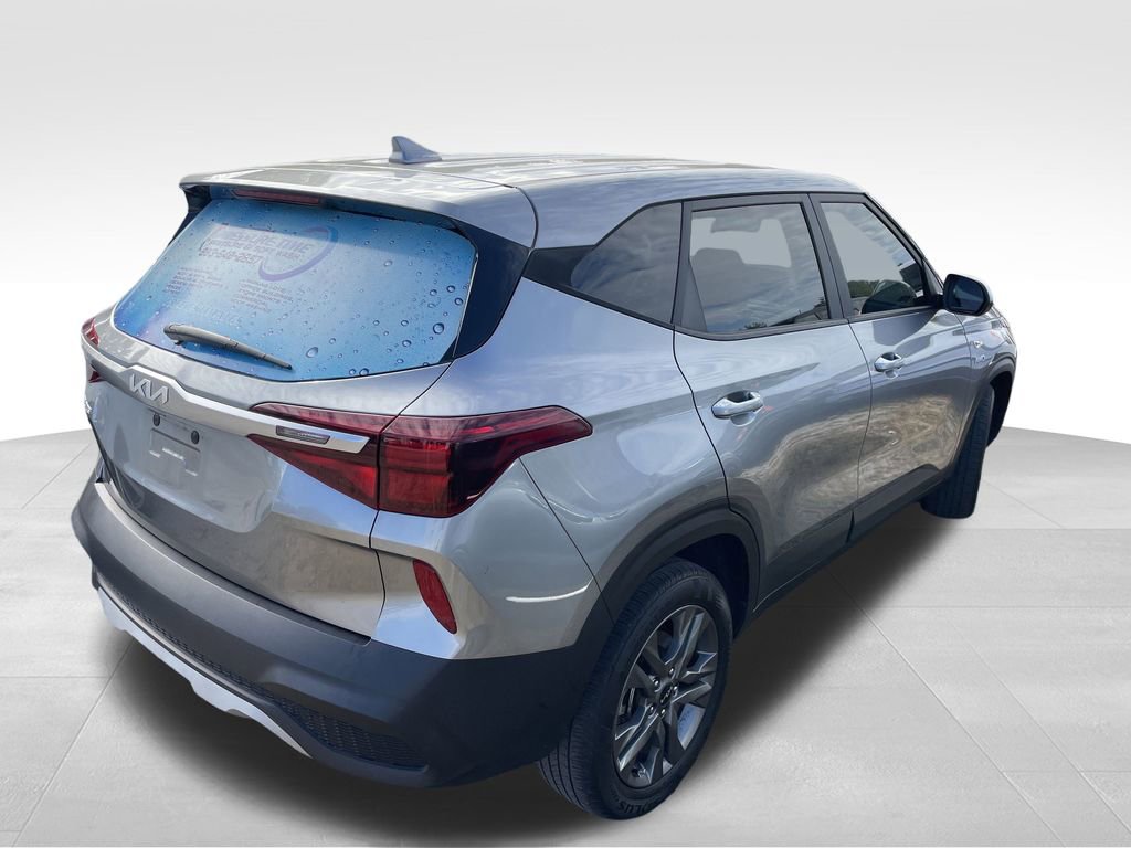 2023 Kia Seltos LX photo 2