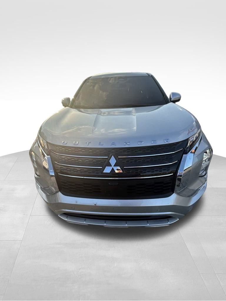 2023 Mitsubishi Outlander SE photo 2