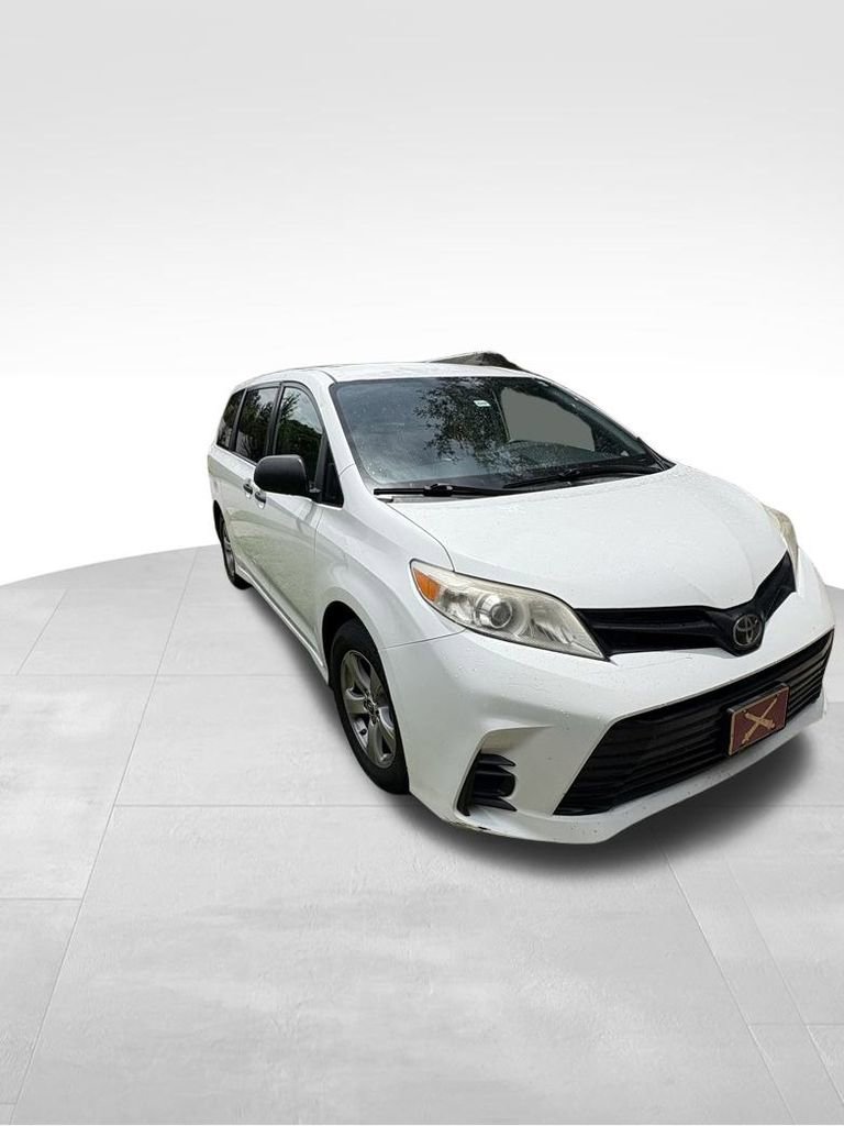 2020 Toyota Sienna L photo 2