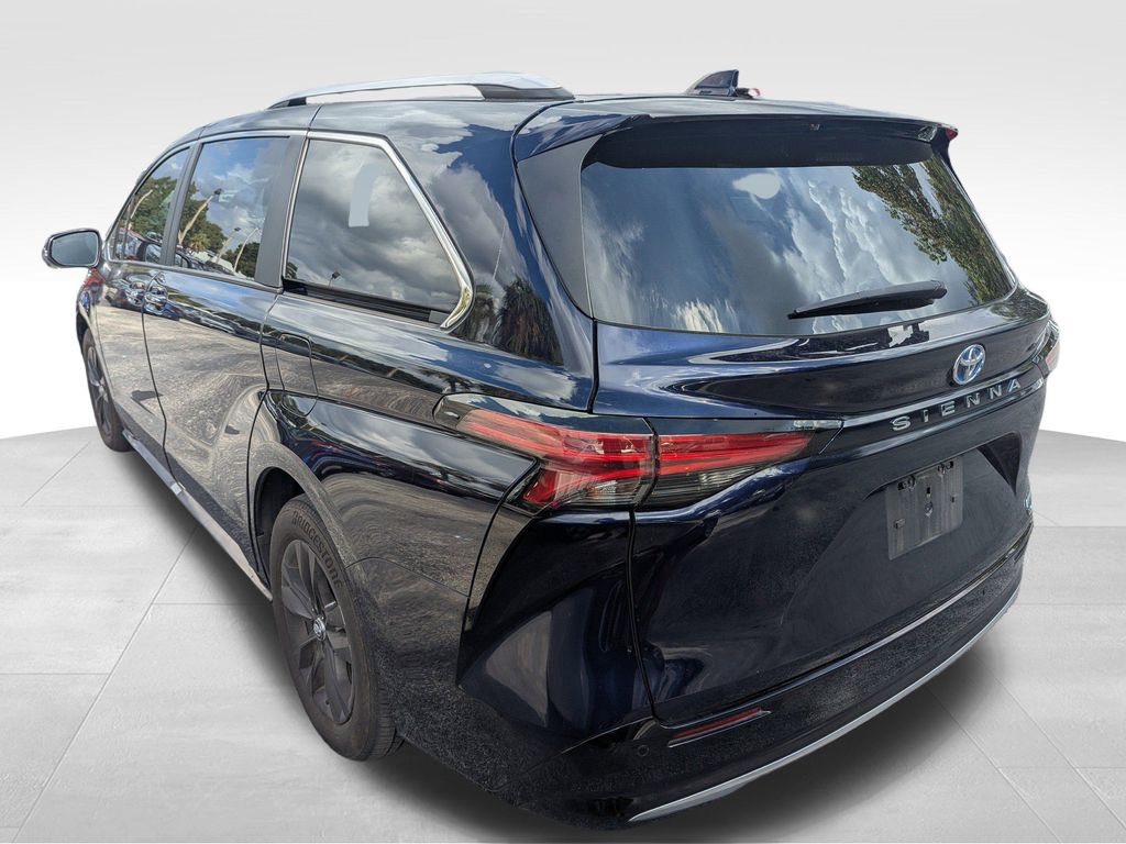 2023 Toyota Sienna Limited photo 3
