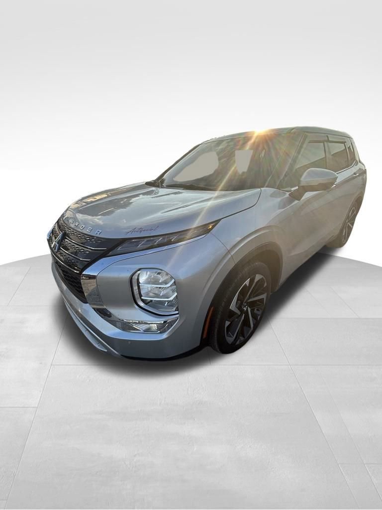 2023 Mitsubishi Outlander SE photo 3