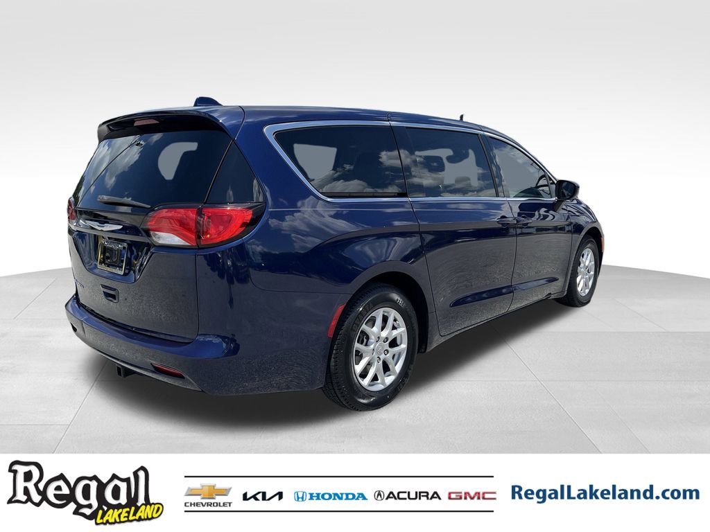 2017 Chrysler Pacifica Touring photo 4
