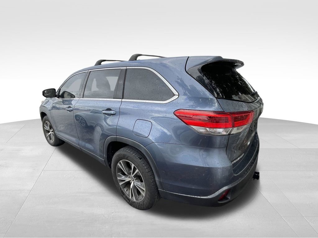 2019 Toyota Highlander LE photo 2