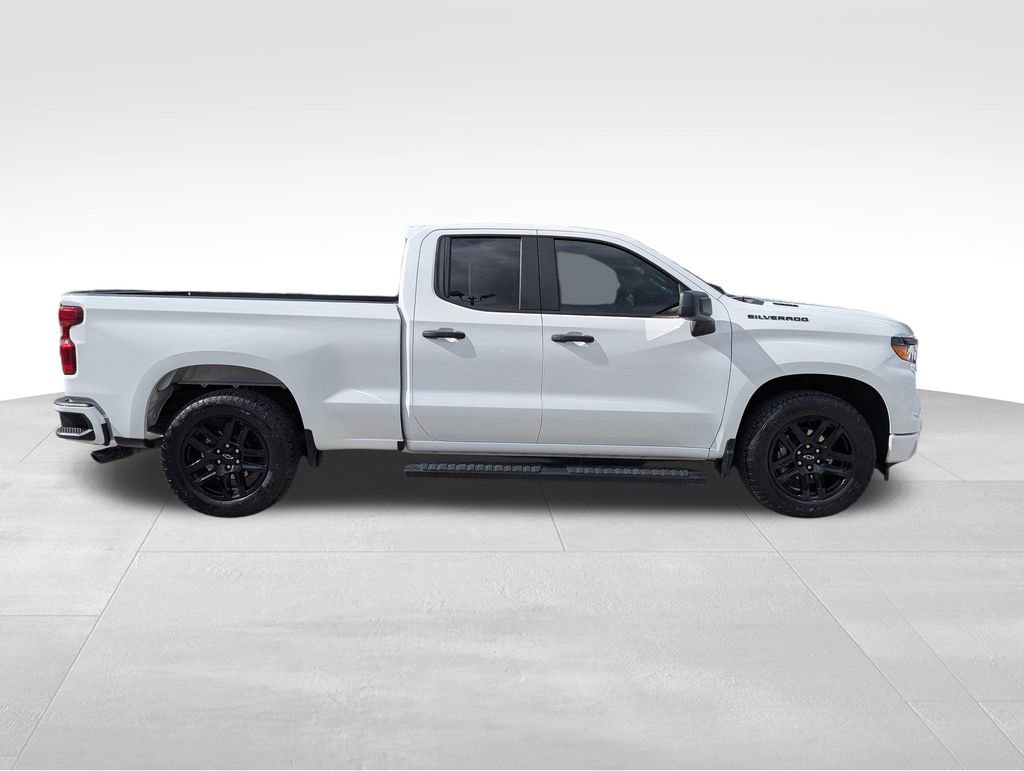 2025 Chevrolet Silverado 1500 Custom photo 3