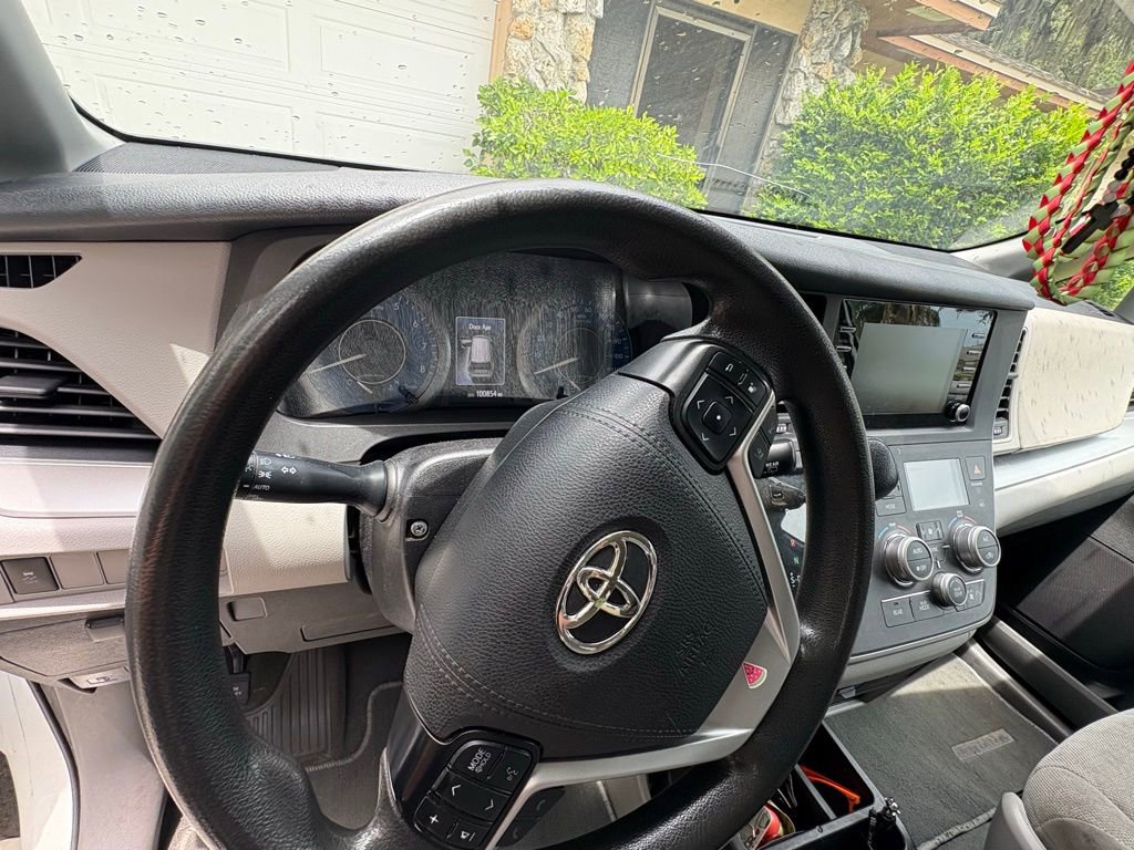 2020 Toyota Sienna L photo 3