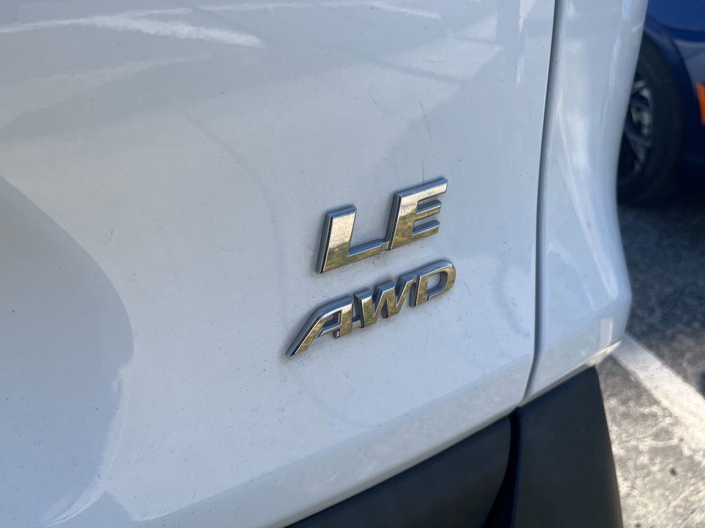 2021 Toyota RAV4 LE photo 4