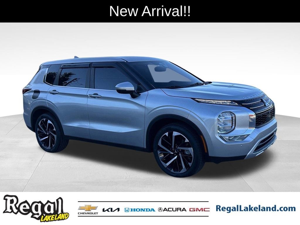 2023 Mitsubishi Outlander SE's photo