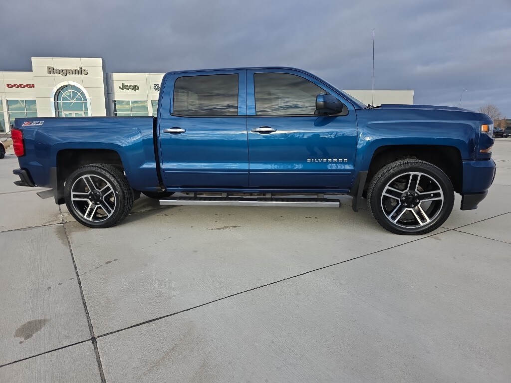 2017 Chevrolet Silverado LT photo 4