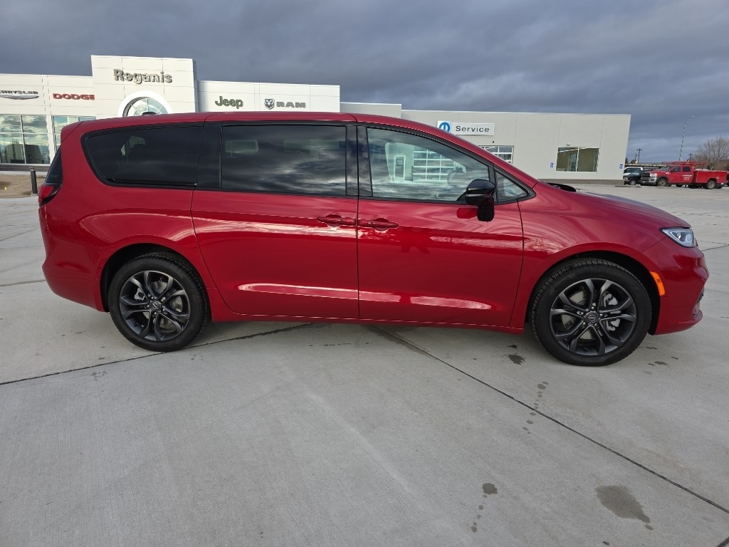 New 2026 Chrysler Pacifica SELECT AWD Passenger Van