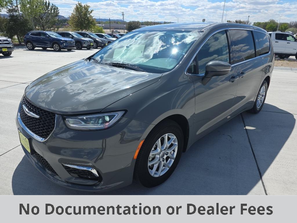 2023 Chrysler Pacifica Touring L's photo