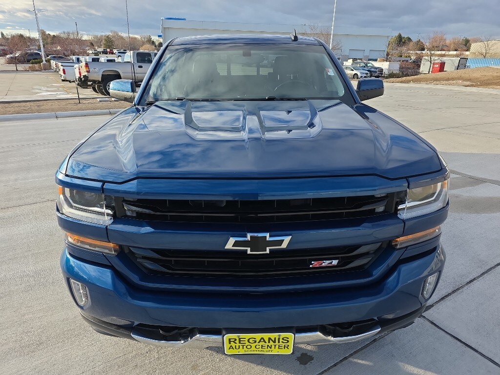 2017 Chevrolet Silverado LT photo 2