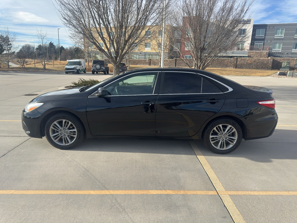 Used 2017 Toyota Camry SE Sedan