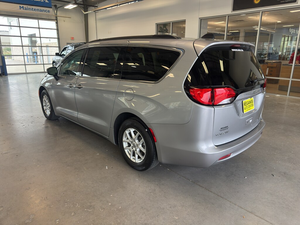 2021 Chrysler Voyager LXi photo 3