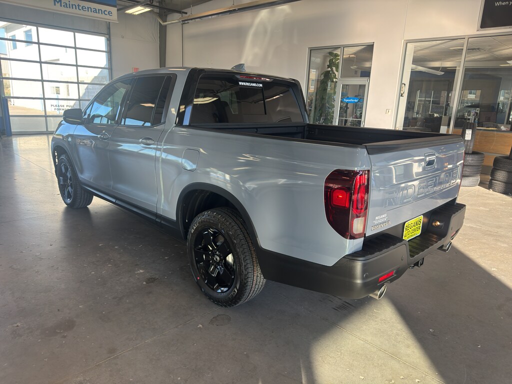 2025 Honda Ridgeline Black Edition photo 2