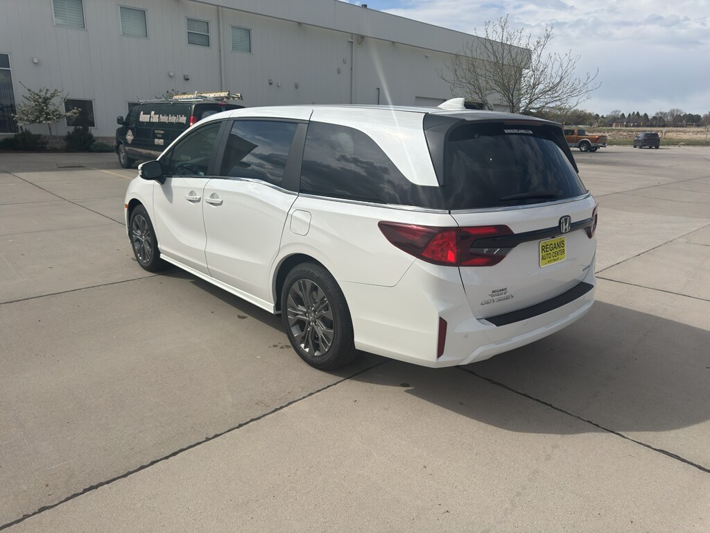 2025 Honda Odyssey Touring photo 2