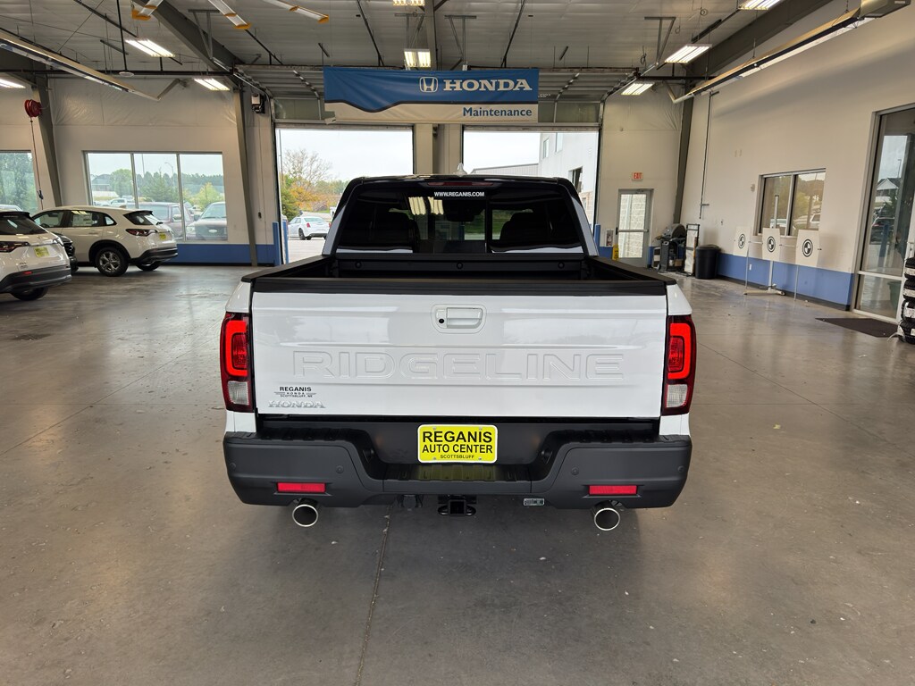 2025 Honda Ridgeline Black Edition photo 4
