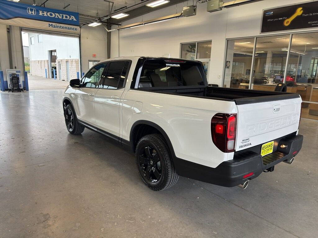 2025 Honda Ridgeline Black Edition photo 3
