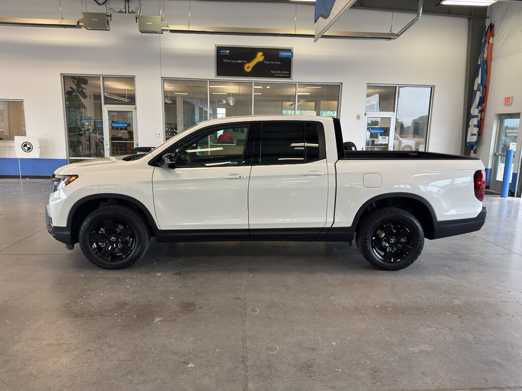 2025 Honda Ridgeline Black Edition photo 2