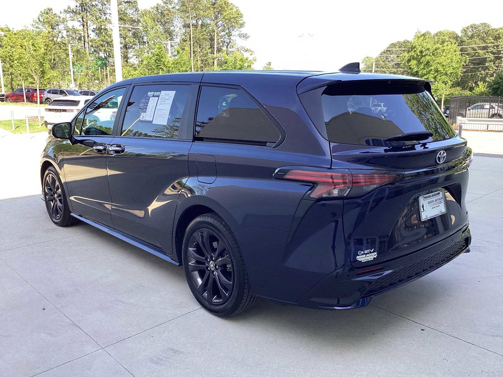 2025 Toyota Sienna XSE 7 Passenger photo 5
