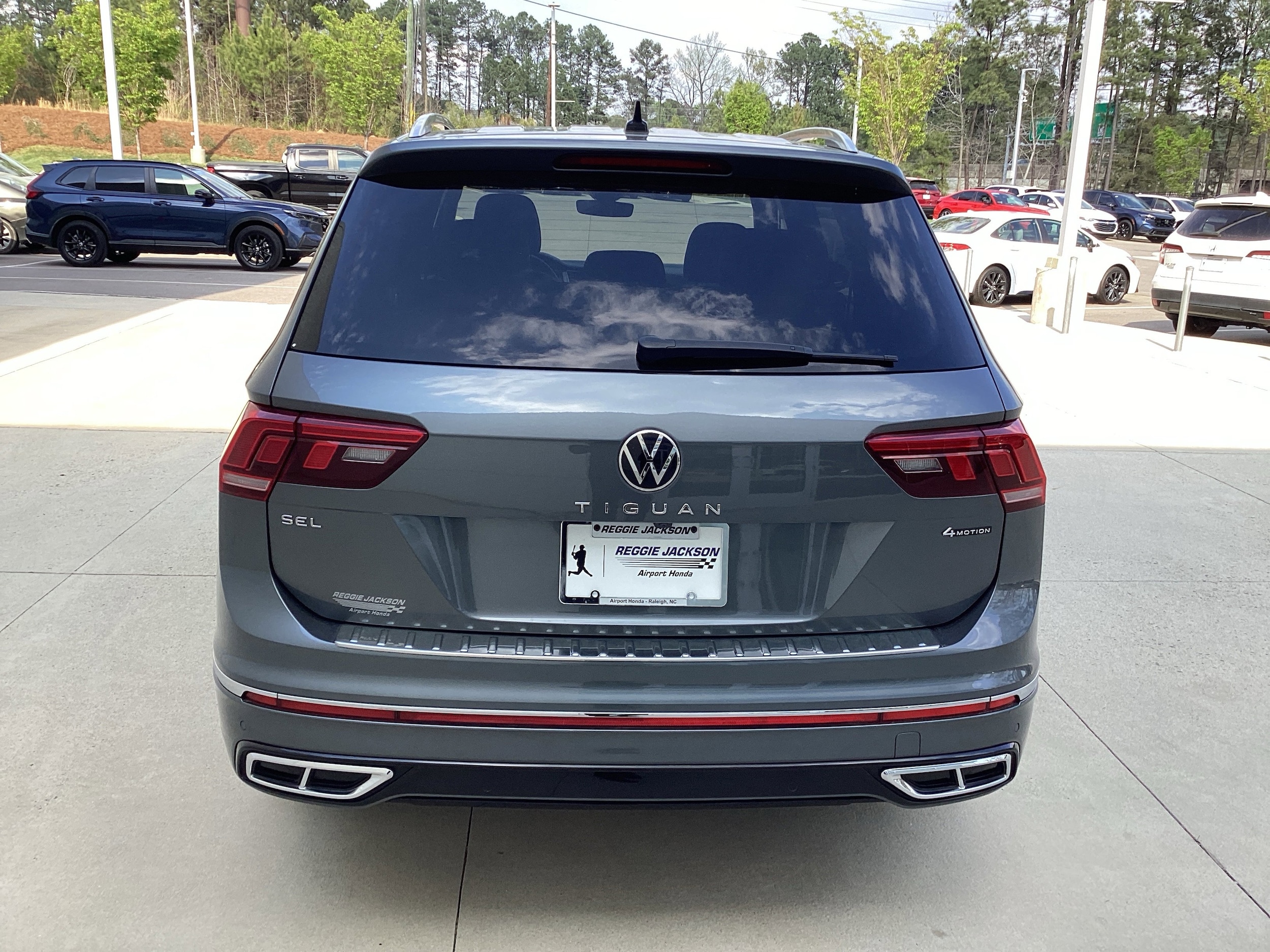 2022 Volkswagen Tiguan 2.0T SEL R-Line photo 3