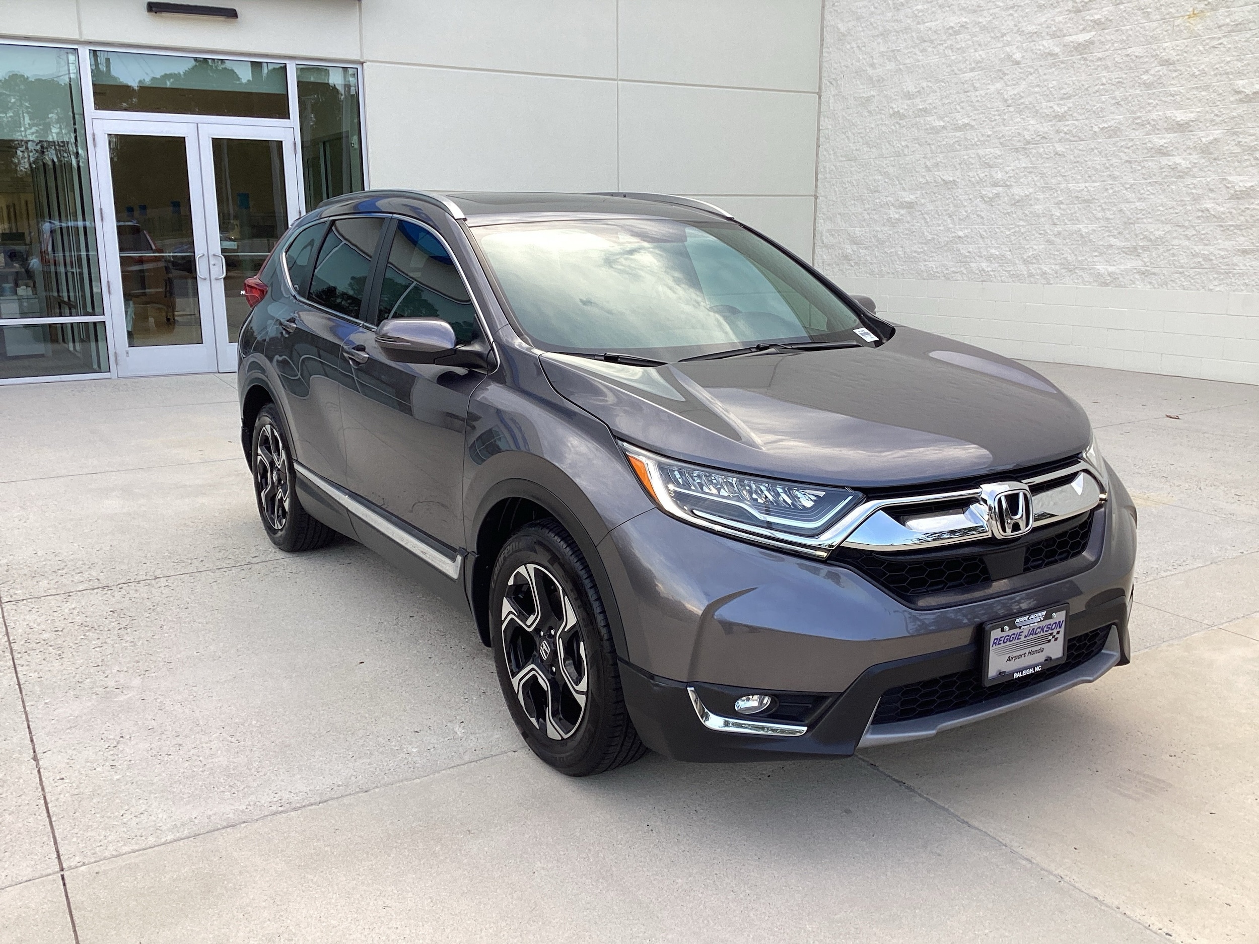 Used 2018 Honda CR-V Touring with VIN 7FARW1H9XJE028488 for sale in Kansas City