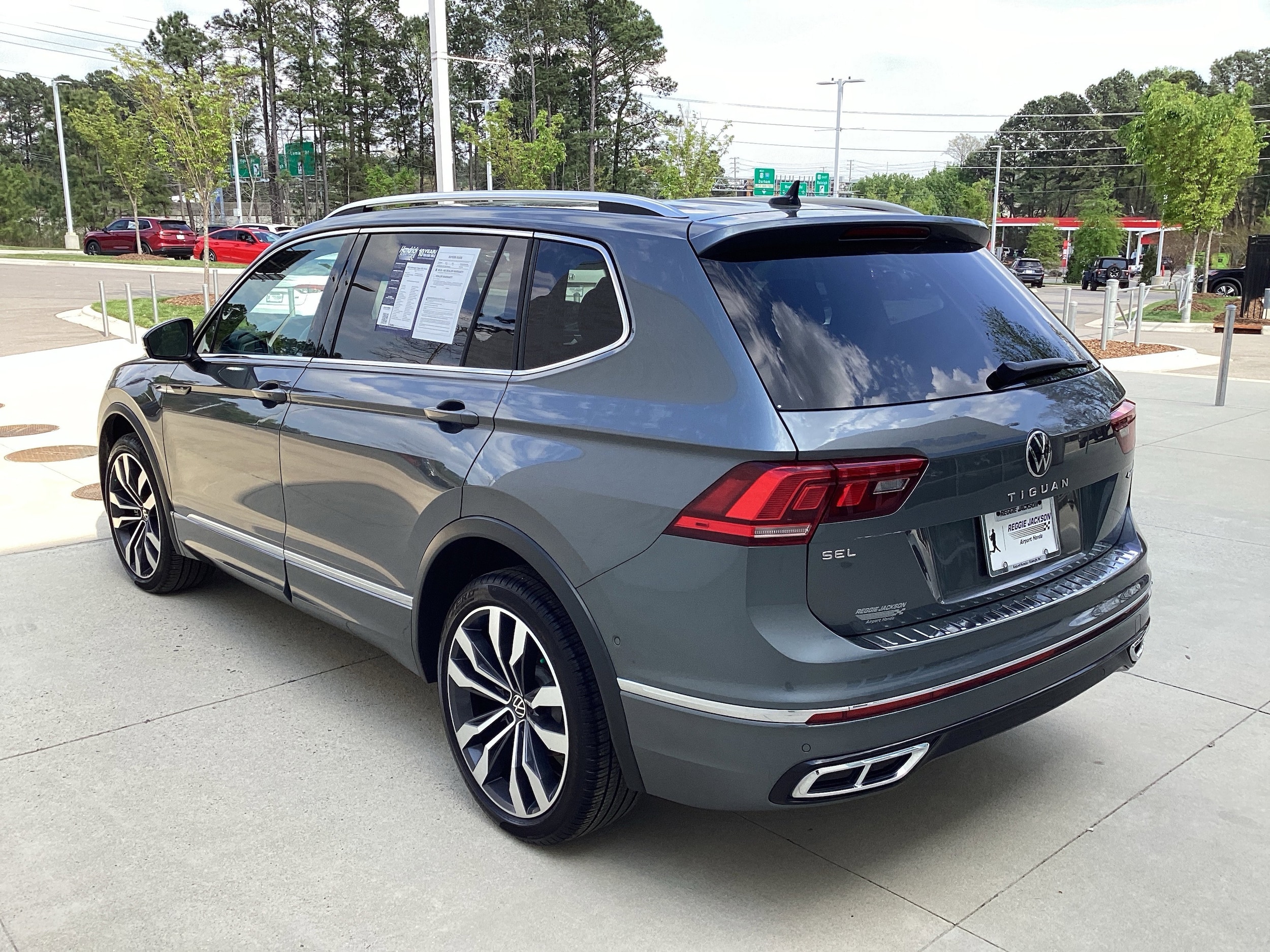 2022 Volkswagen Tiguan 2.0T SEL R-Line photo 6