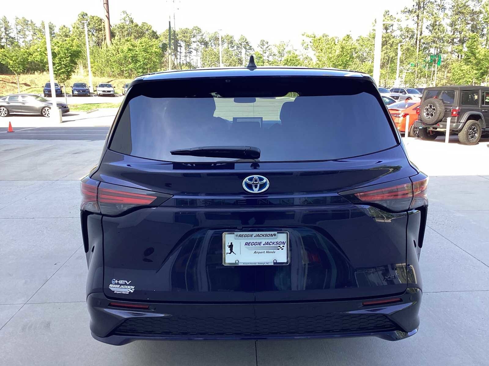 2025 Toyota Sienna XSE 7 Passenger photo 6