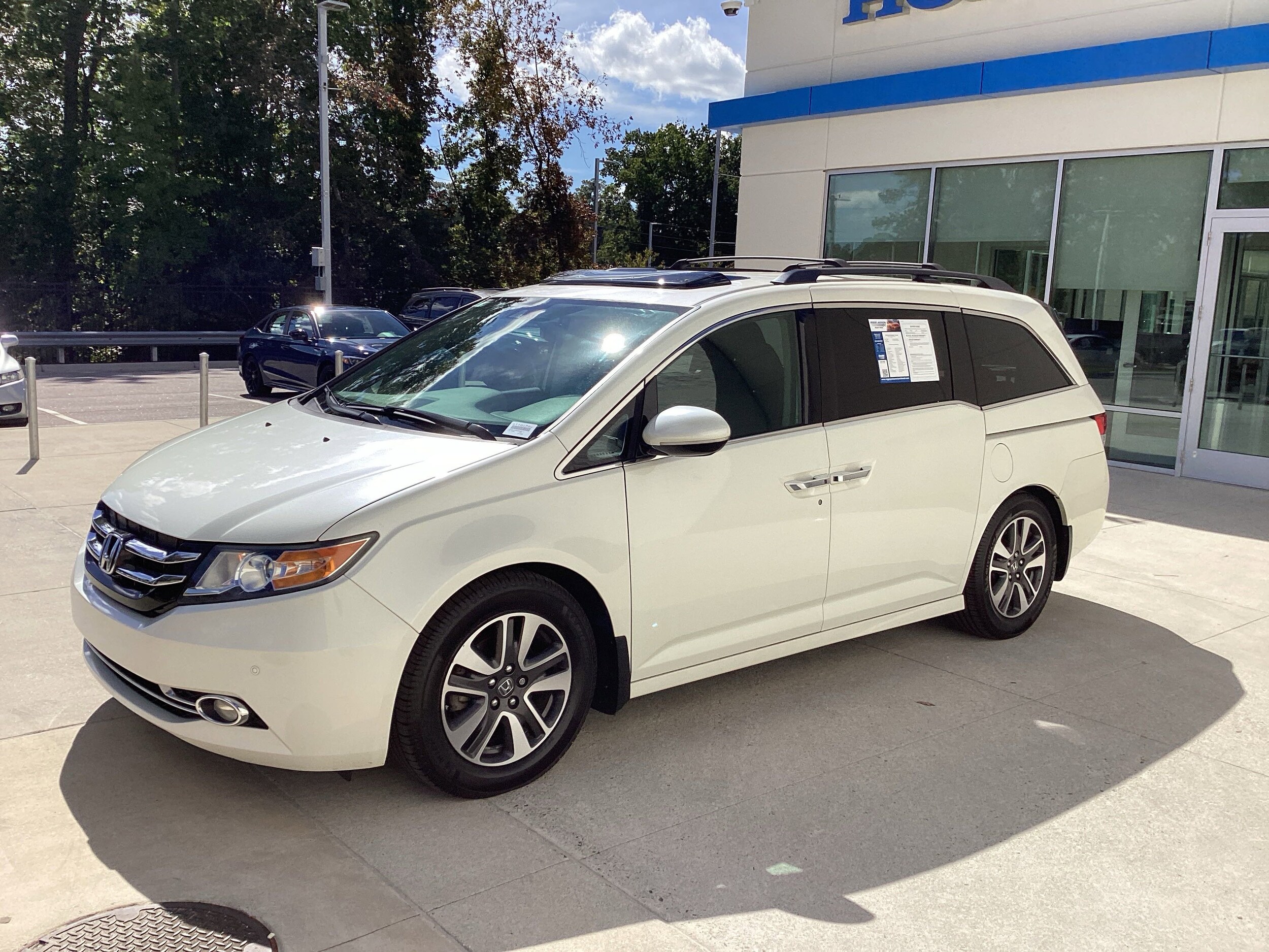 2014 Honda Odyssey Touring photo 3