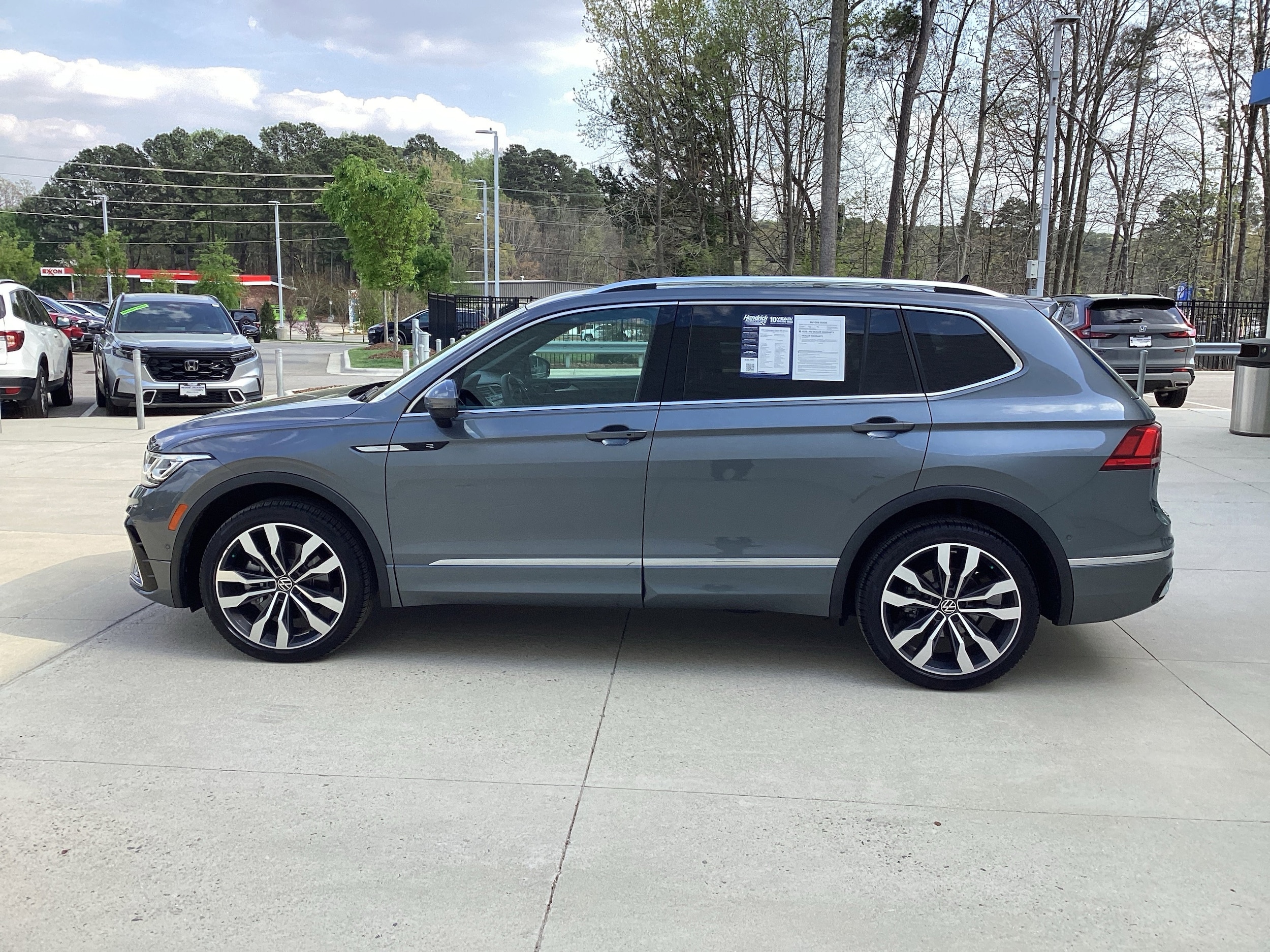 2022 Volkswagen Tiguan 2.0T SEL R-Line photo 5