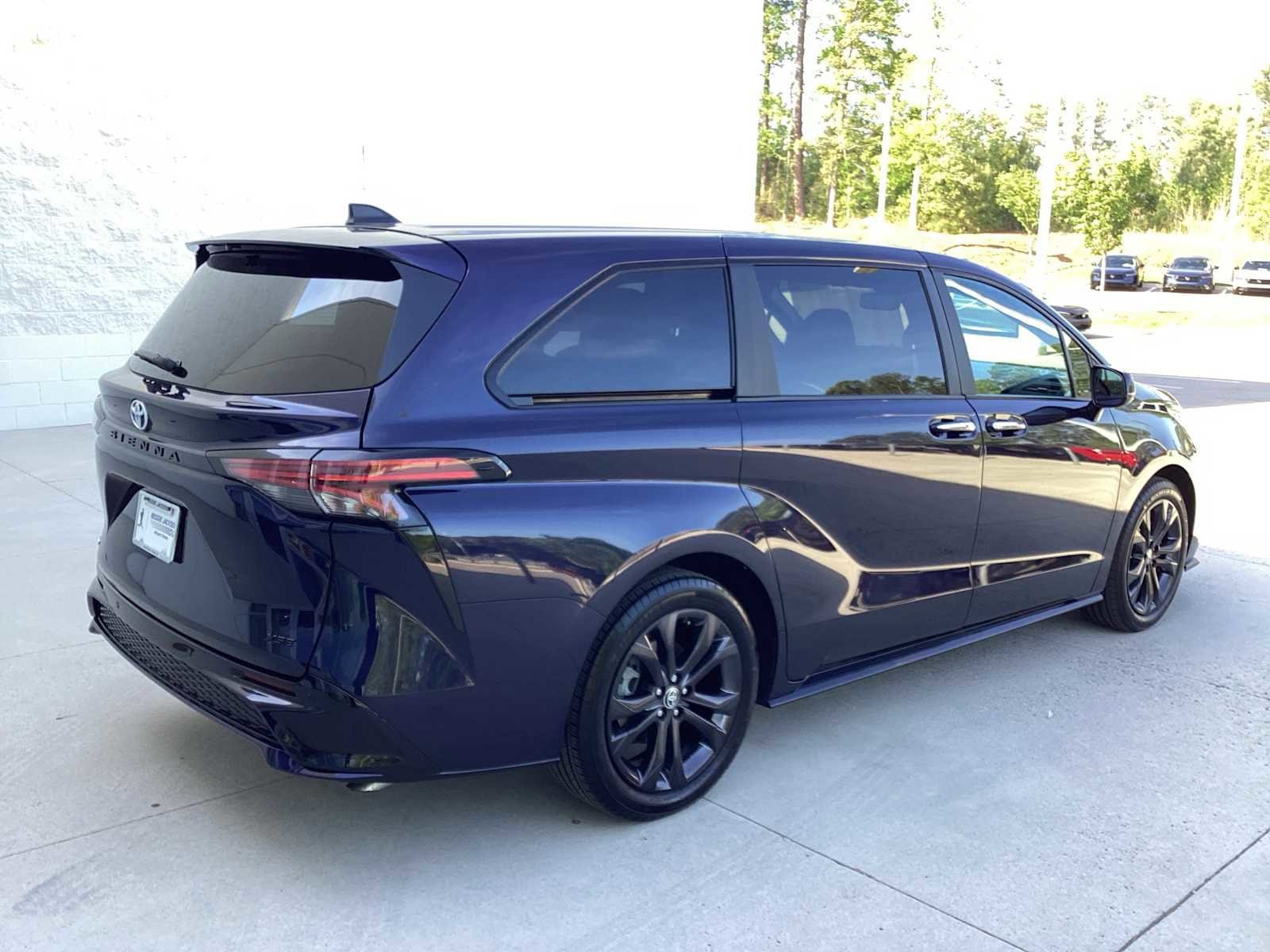 2025 Toyota Sienna XSE 7 Passenger photo 3