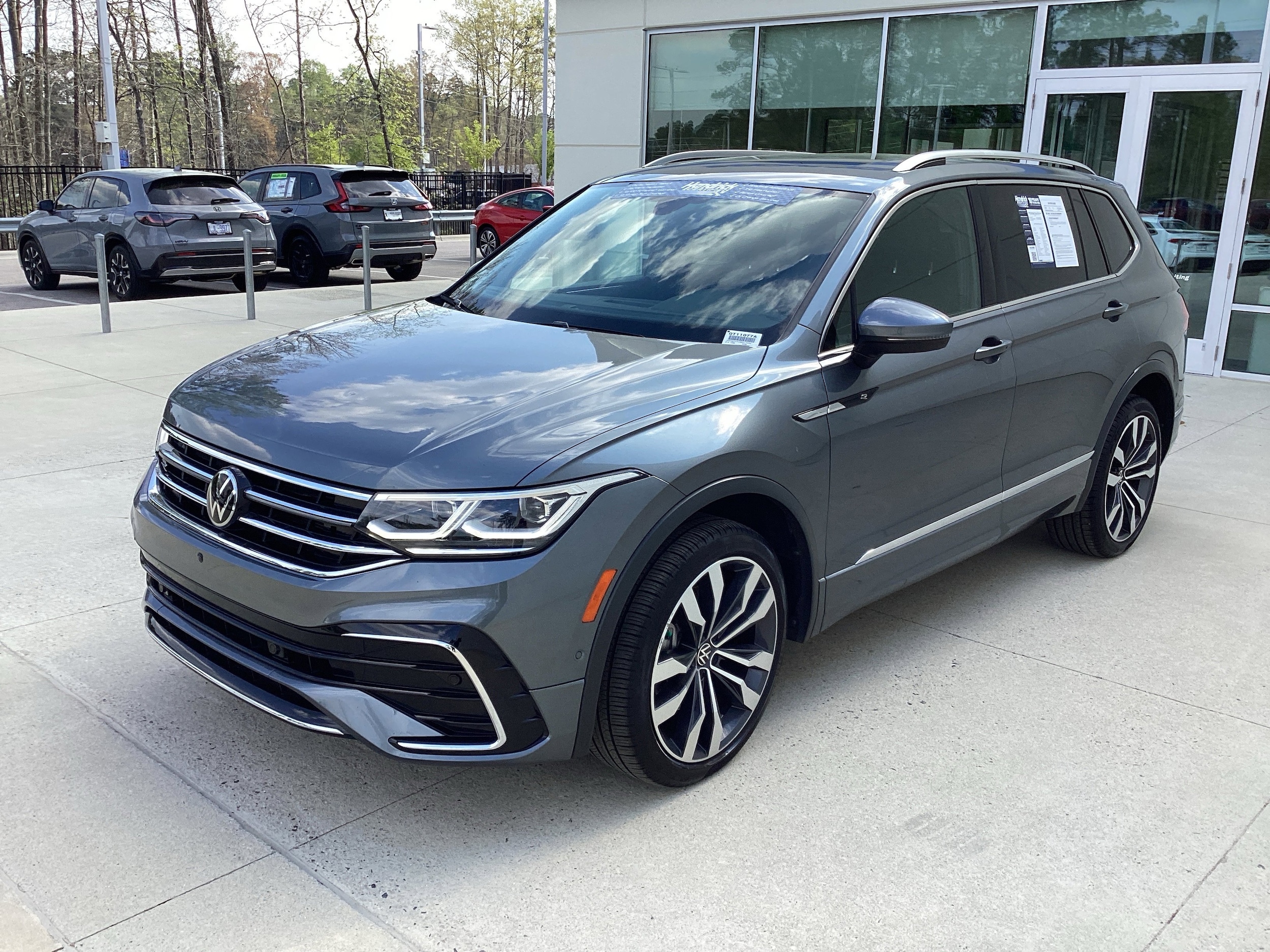2022 Volkswagen Tiguan 2.0T SEL R-Line photo 4