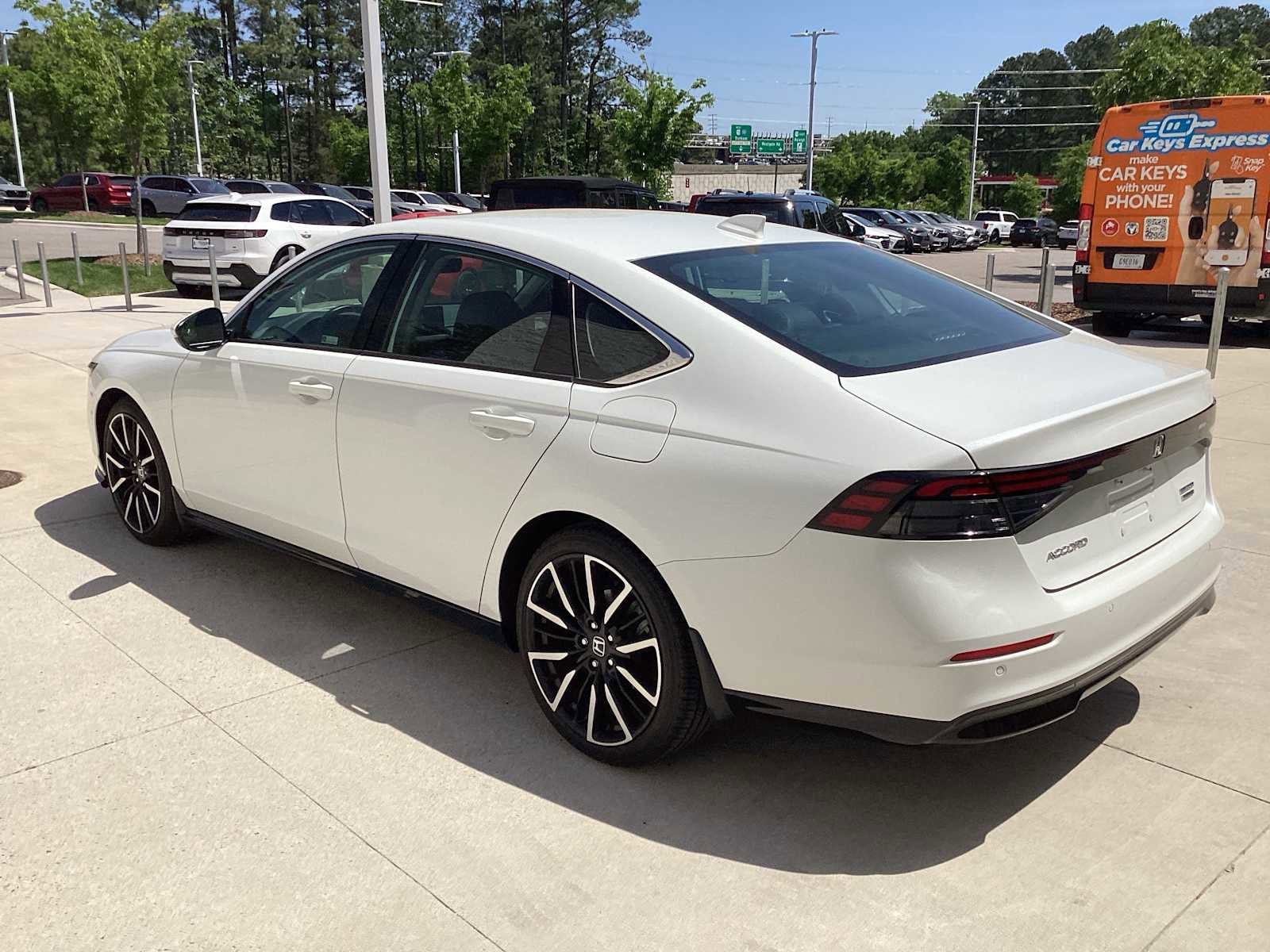 2023 Honda Accord Hybrid Touring w/BSI photo 6